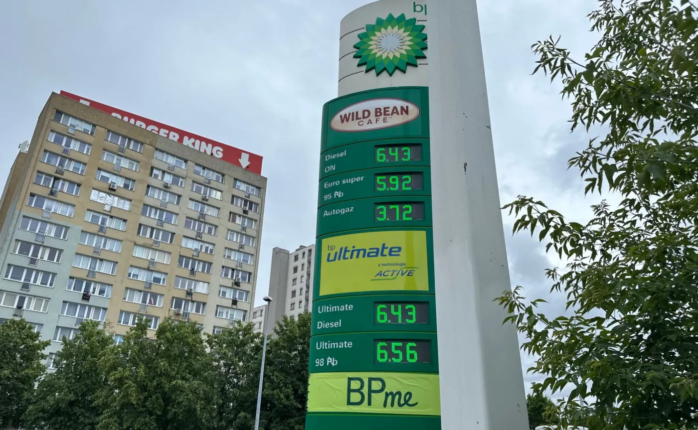 Pylon stacji paliw BP. Widoczne ceny: ON za 6,43 zł, benzyna super 95 za 5,92 zł, LPG za 3,72 zł oraz Ultimate Diesel za 6,43 zł