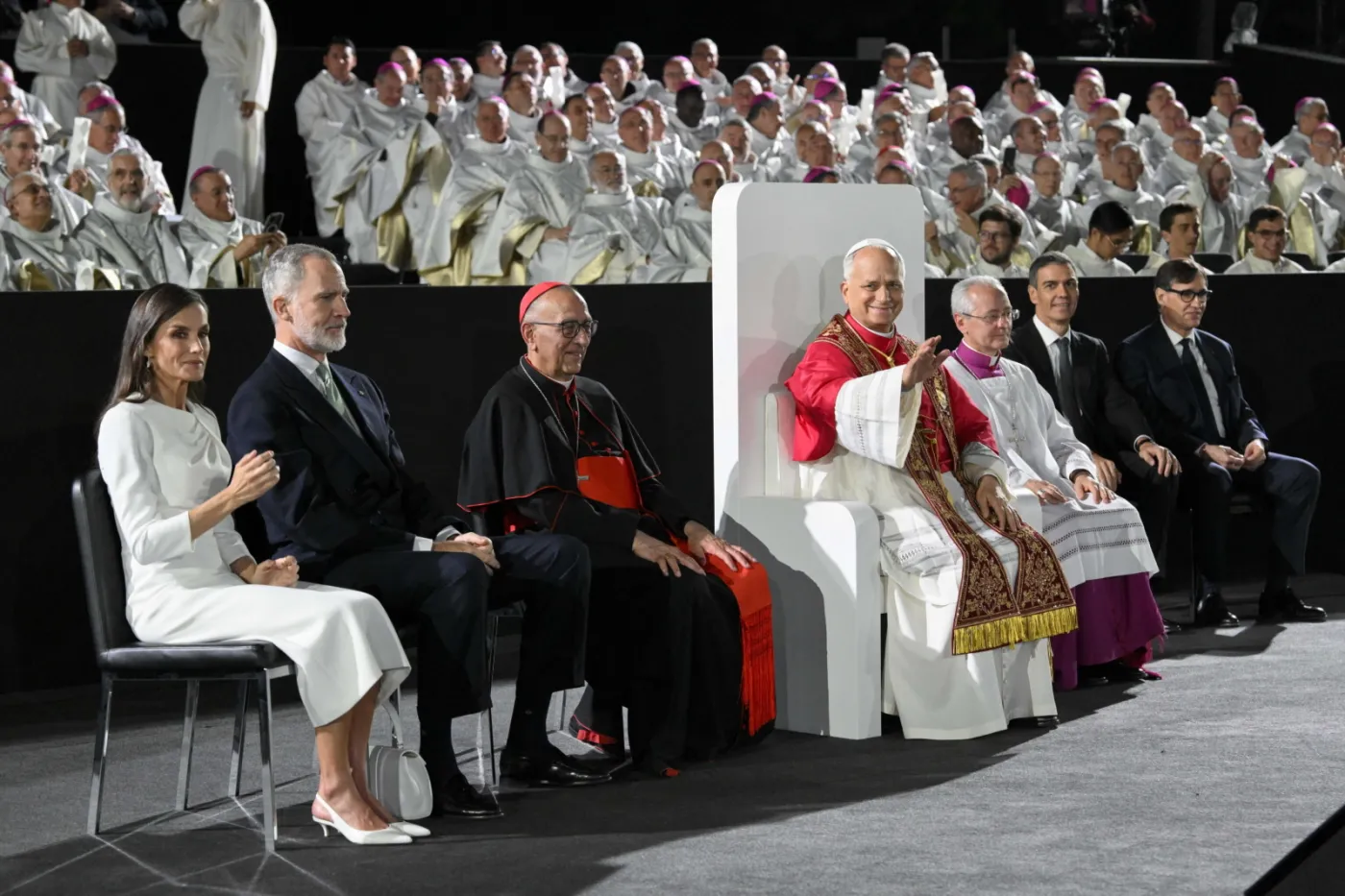 Papież Leon XIV (w środku), król Hiszpanii Filipa VI (drugi od lewej) oraz królowa Hiszpanii Letizię (po lewej) podczas uroczystości otwarcia wieży Jezusa Chrystusa w bazylice Sagrada Familia w Barcelonie