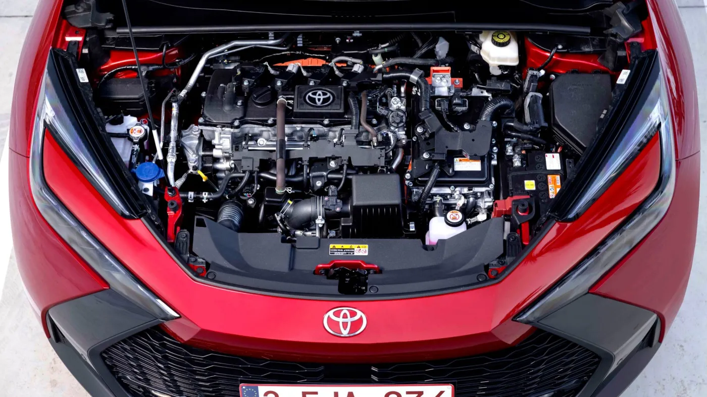 Toyota C-HR silnik hybryda 1.8 czerwony kolor