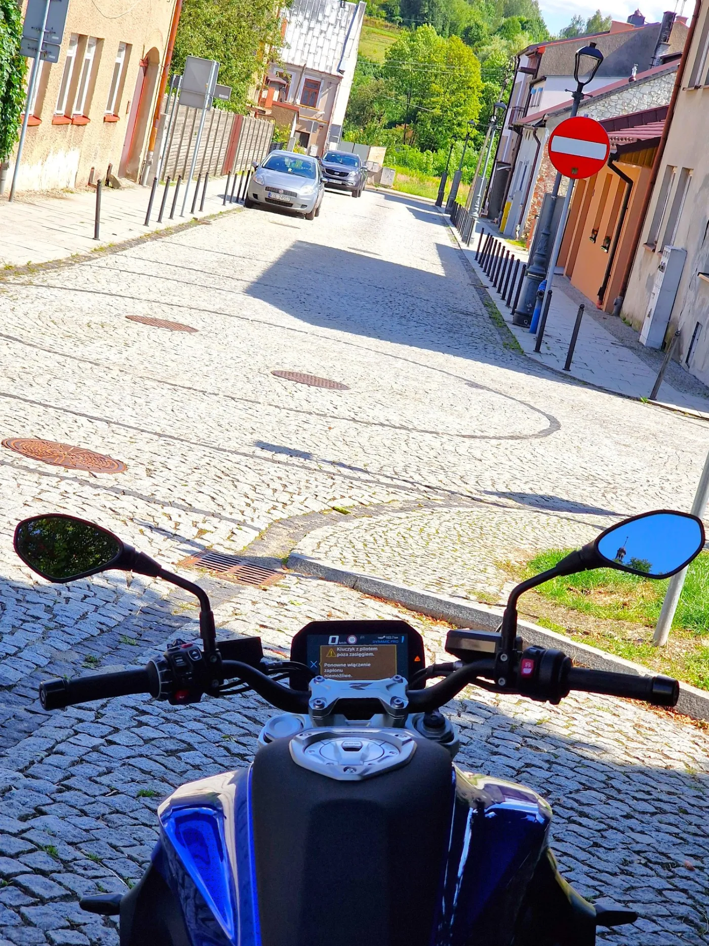 BMW R1300R - szerszy widok na kokpit zza siedzenia