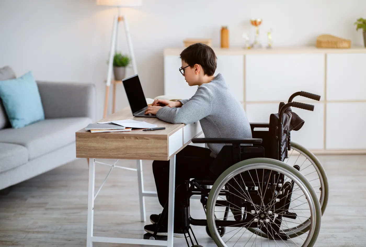 laptop, niepełnosprawny, osoba z niepełnosprawnością
