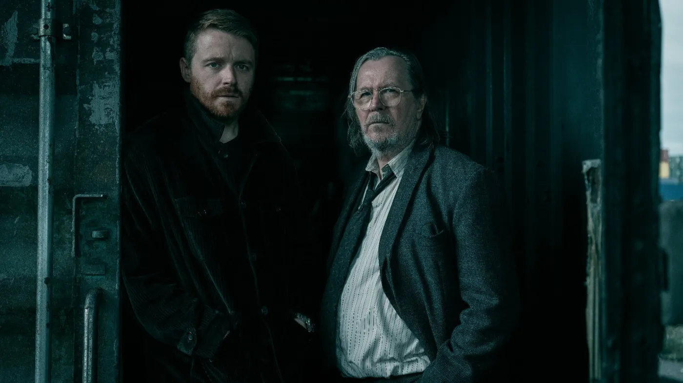 Jack Lowden i Gary Oldman w serialu "Kulawe konie"