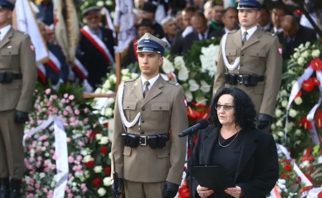 Morawieccy walczyli z komunizmem? "Kornel nie pił wódki z Kiszczakiem"