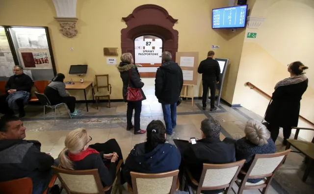 Polacy szturmują urzędy paszportowe. Chcą zdążyć przed brexitem