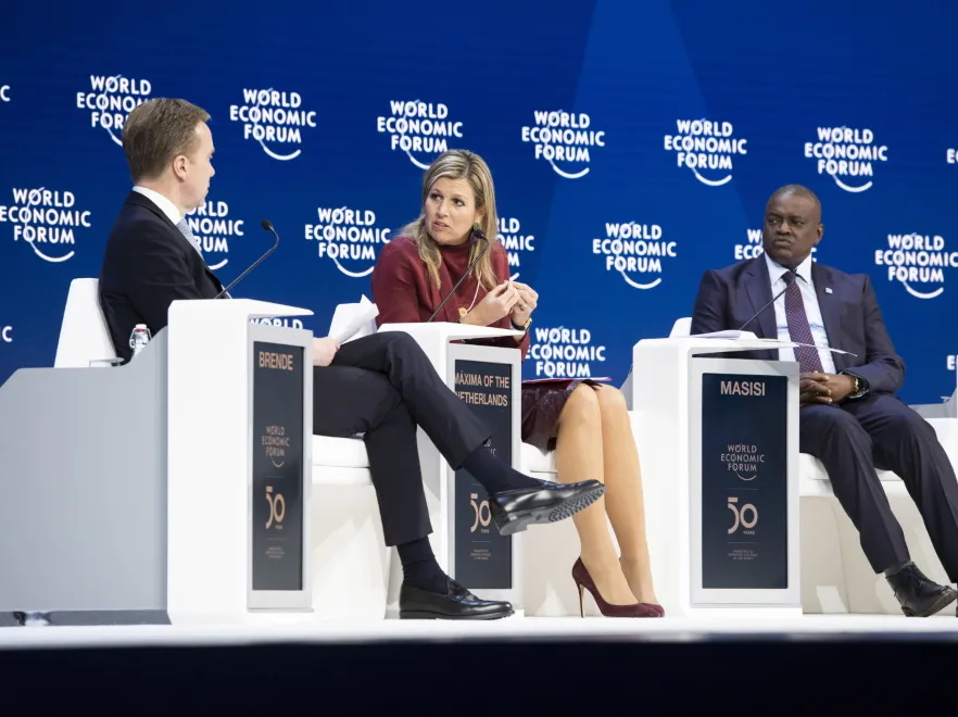 "Strąki na głowie". Królowa Maksyma zrugana za niedbałą fryzurę