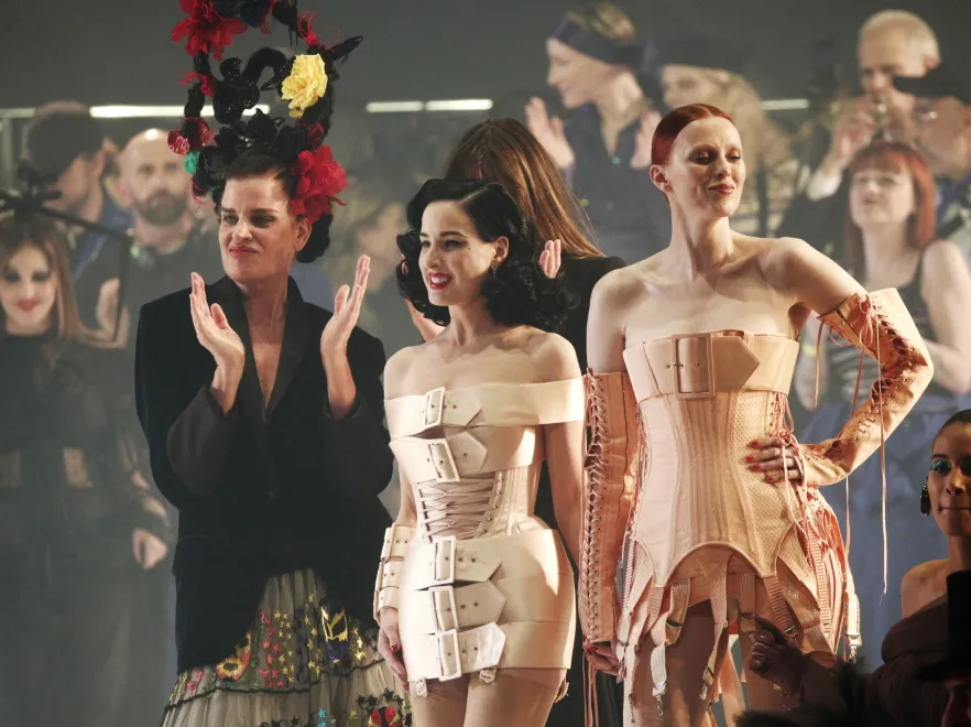 47-letnia Dita von Teese w roli modelki zaprezentowała imponującą formę