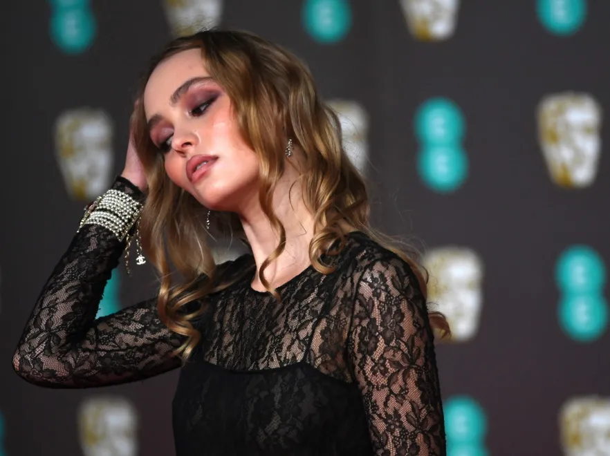 Trudno byłoby pokazać więcej... Bardzo odważna kreacja Lily-Rose Depp na gali BAFTA