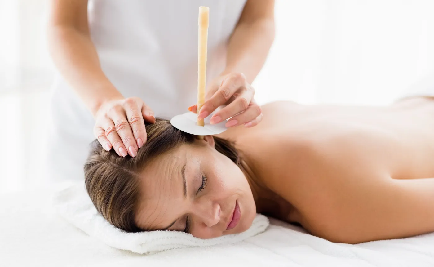 Świecowanie uszu. Na co pomaga ten zabieg?