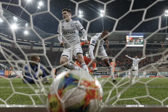 Ekstraklasa: Koniec laby przy Łazienkowskiej. Niezgoda jedną nogą za oceanem