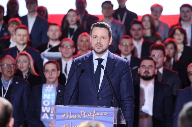 "Tu byłem - Rafał Trzaskowski". Tak aktywiści Greenpeace oznaczyli wycięte drzewa