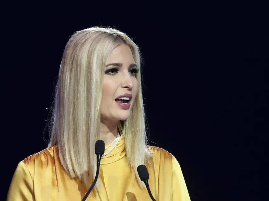 "Zdjęta z bardzo starszej cioci". Internauci krytykują sukienkę Ivanki Trump