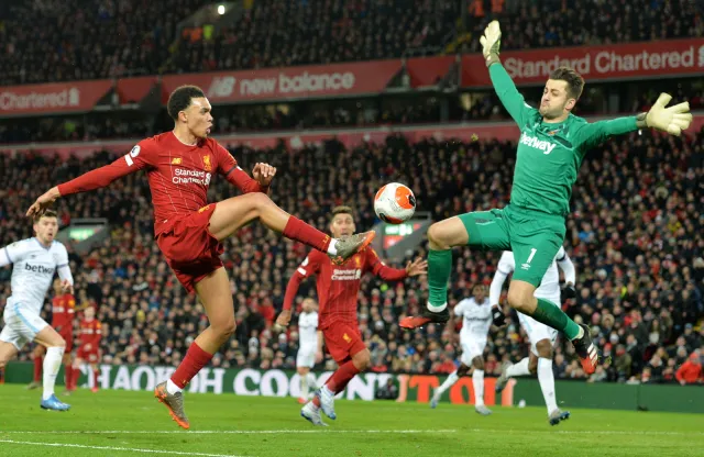 Liga angielska: Koszmarny błąd Fabiańskiego. Liverpool wyrównał rekord [WIDEO]