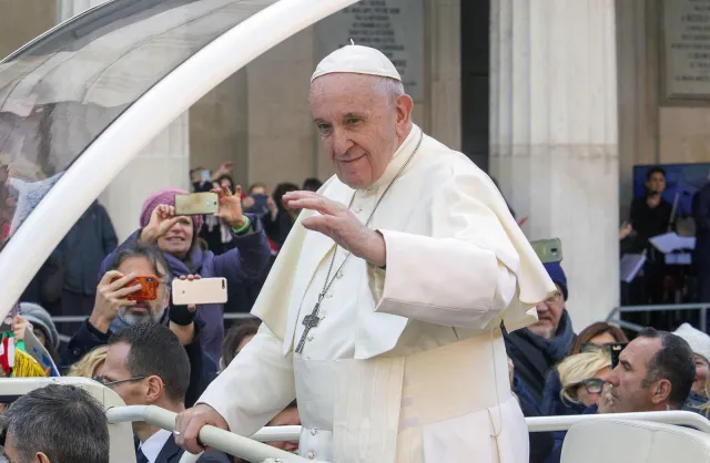 Papież odwołał udział w rekolekcjach wielkopostnych. "Lekka niedyspozycja"