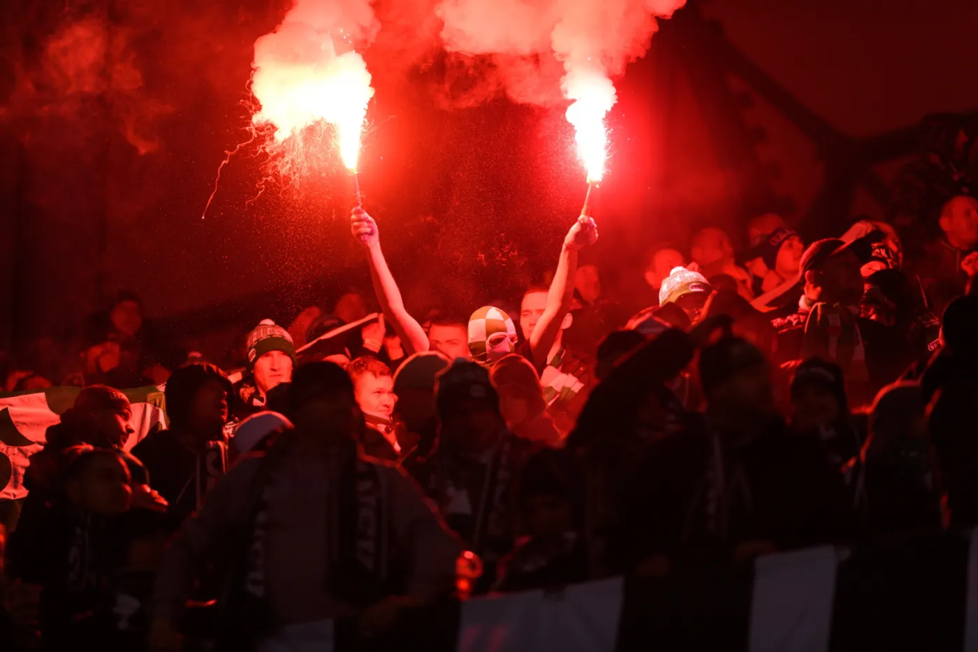 Skandaliczne zachowanie kiboli Lechii. Rzucali racami w kobiety i dzieci [WIDEO]