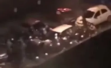 Ustawka kiboli w środku miasta. Brutalna bójka przed centrum handlowym [WIDEO]