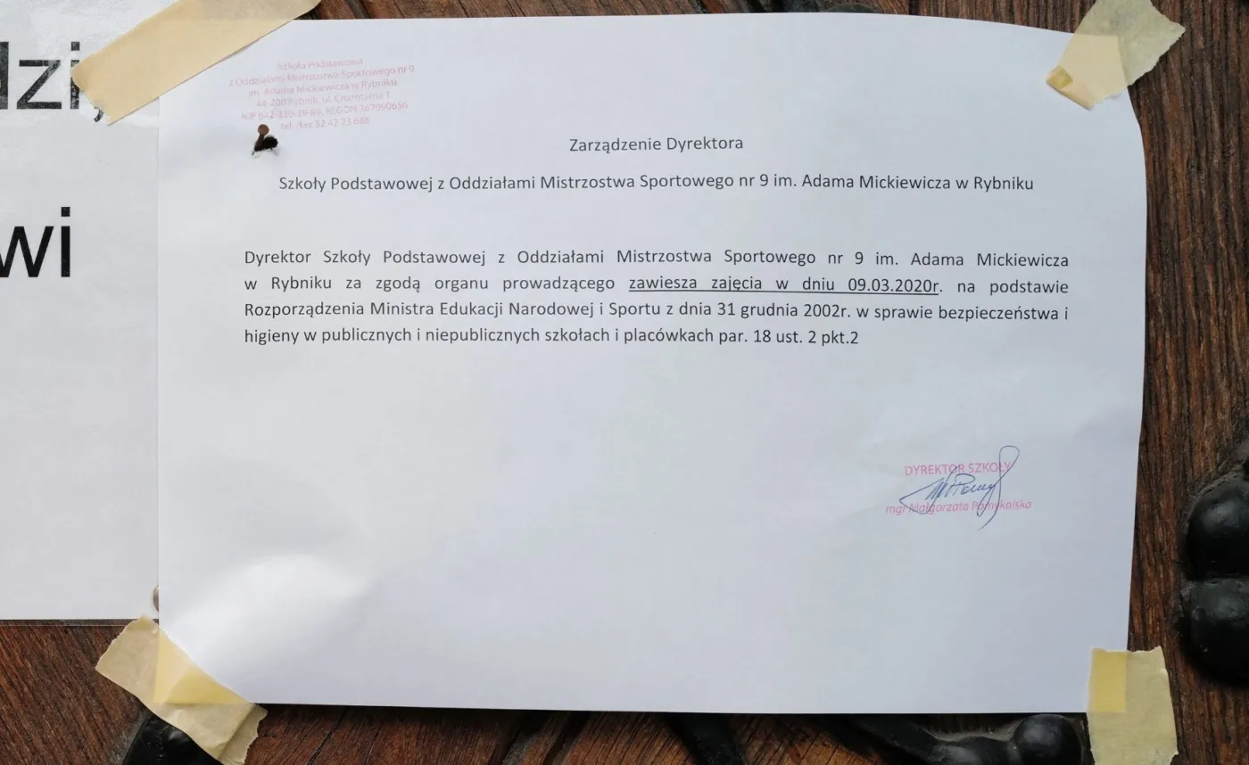 Koronawirus w Polsce. Zamknięte szkoły, co z zasiłkami? [PYTANIA I ODPOWIEDZI]