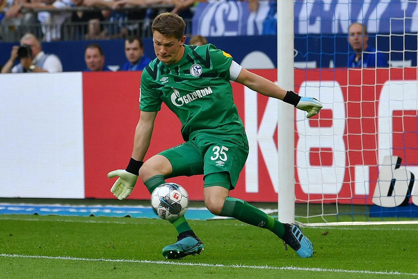 Kompromitujący błąd bramkarza Schalke. Sam wrzucił sobie piłkę do siatki [WIDEO]