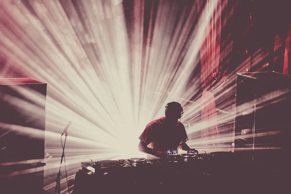 The Avalanches przedstawiają teledysk do "Running Red Lights". Śpiewa wokalista Weezer