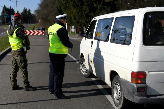 Koronawirus w Polsce. Czy można wyjść po alkohol? Insp. Mariusz Ciarka wyjaśnia