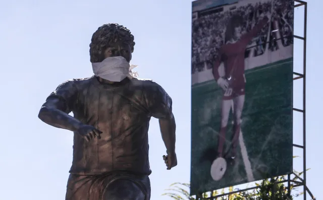 Maradona założył maseczkę. Na pomniku w Buenos Aires