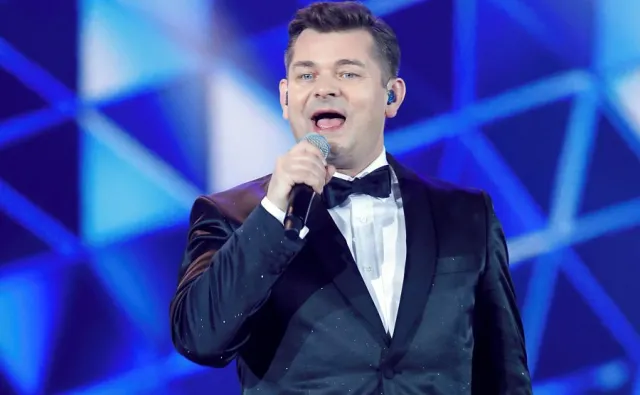 Benefis Zenka Martyniuka w TVP. Jacek Kurski szalał pod sceną i zaśpiewał z jubilatem [WIDEO]