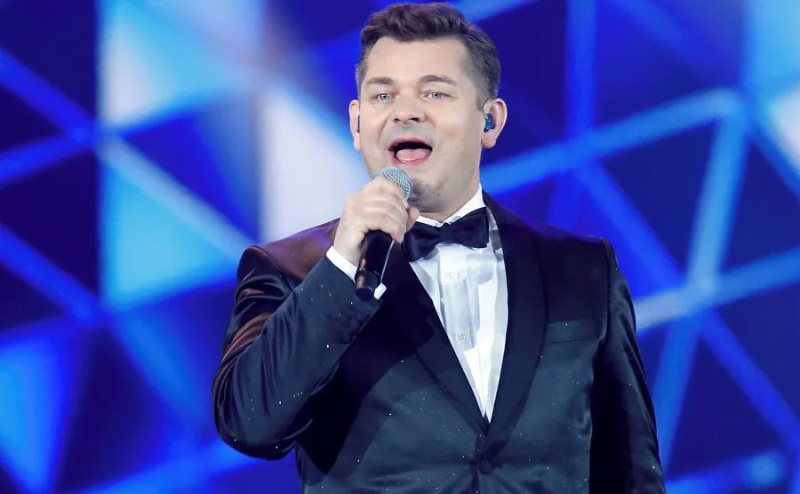 Benefis Zenka Martyniuka w TVP. Jacek Kurski szalał pod sceną i zaśpiewał z jubilatem [WIDEO]