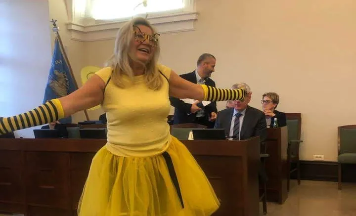 Radna przyszła na sesję w stroju pszczoły walczyć o budowę ogrodu miododajnego