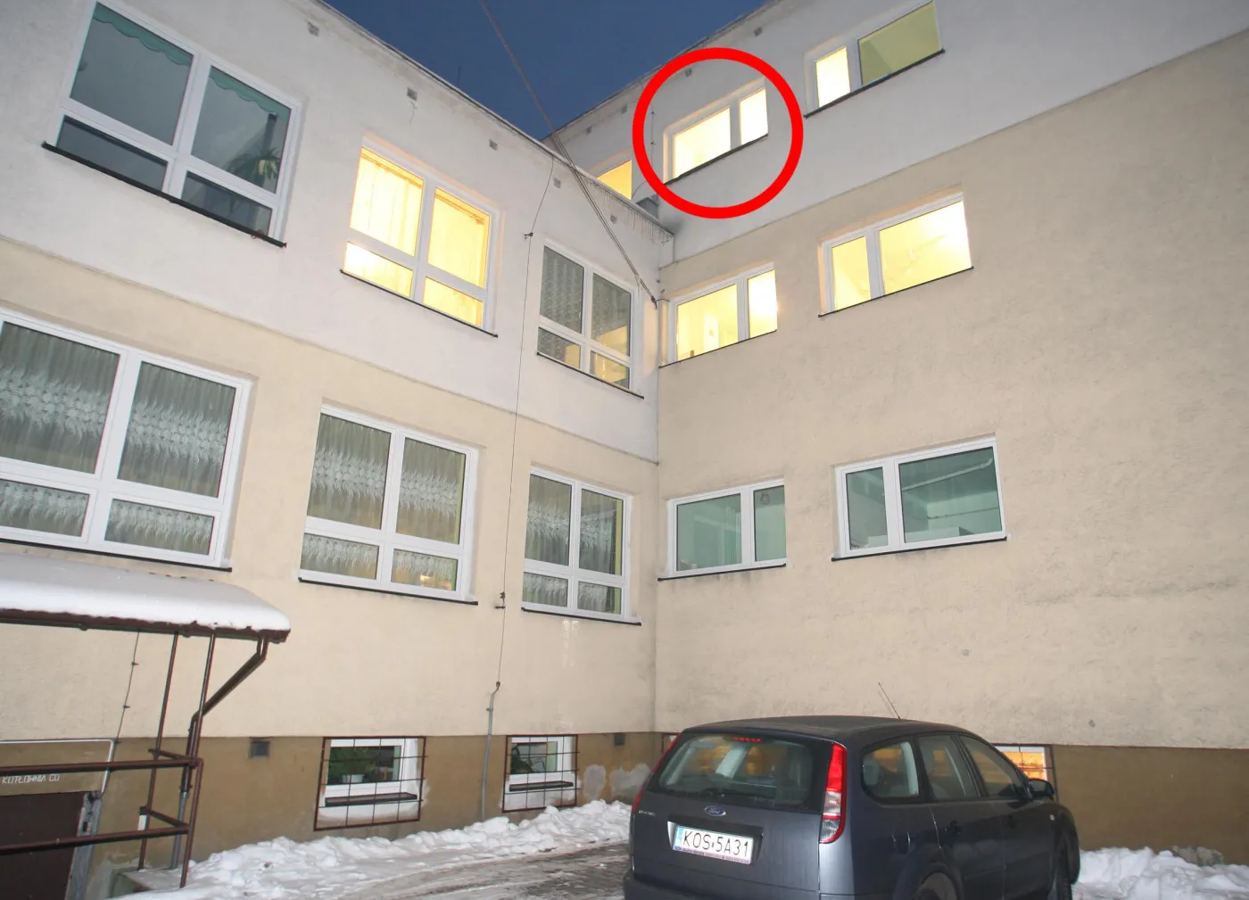 Z tego okna wyskoczyła Sandra