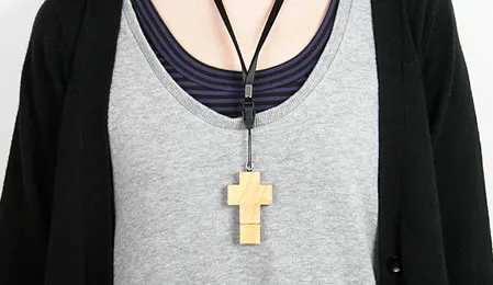 Drewniany krzyż usb przegoni cyfrowego wampira