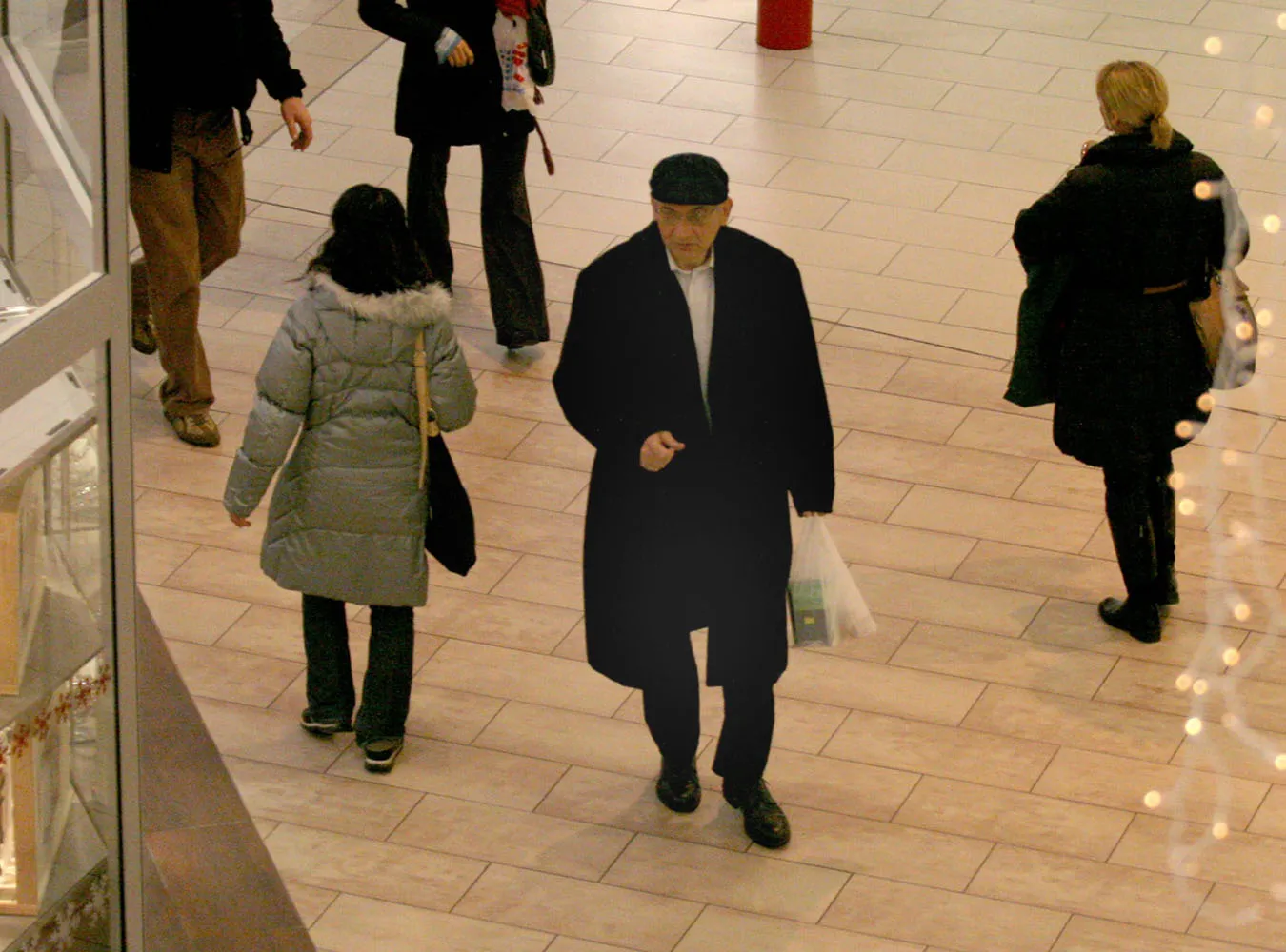 Ludwik Dorn chodzi sam po ulicach