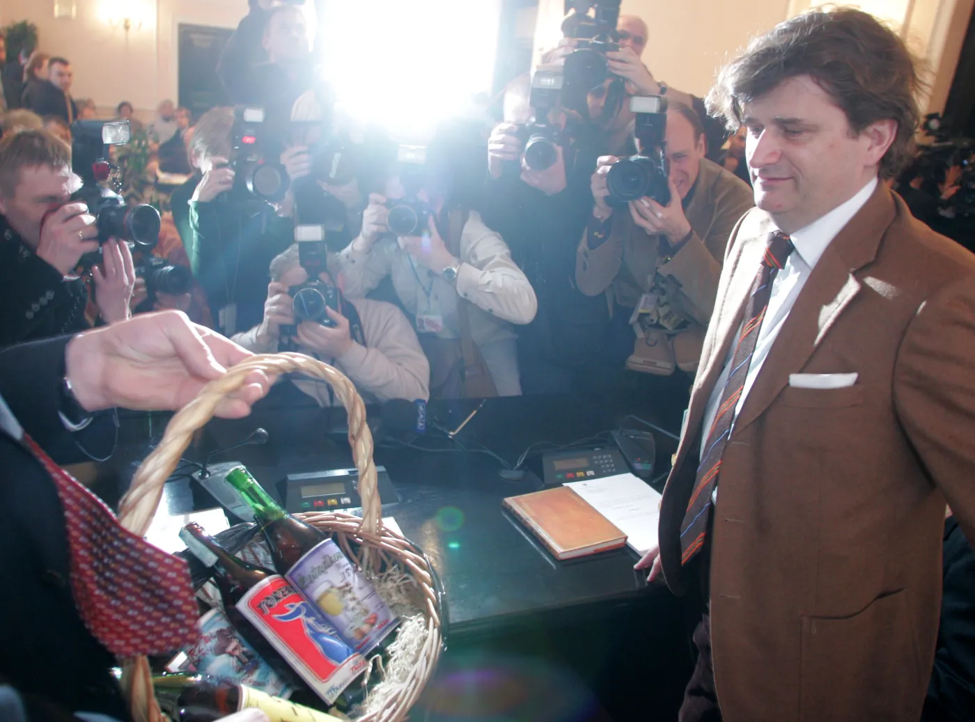 Janusz Palikot otrzymał od PiS koszyk tanich win