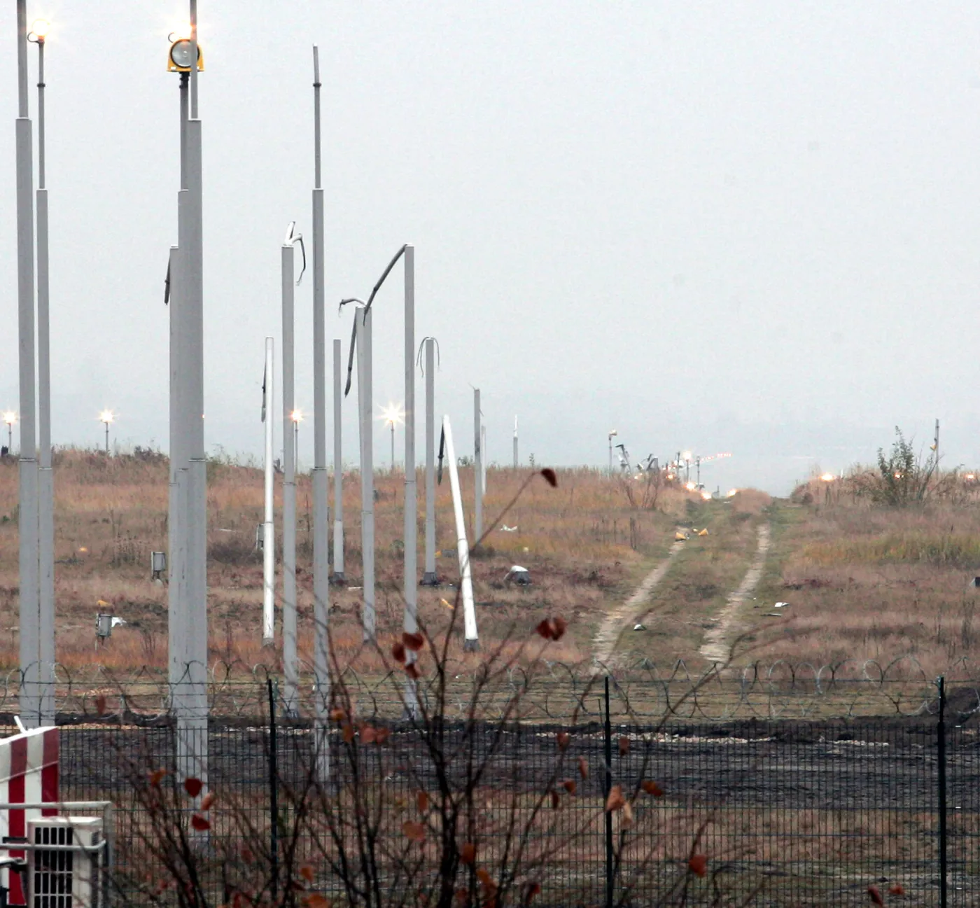 Lecąc zbyt nisko samolot skosił latarnie naprowadzające
