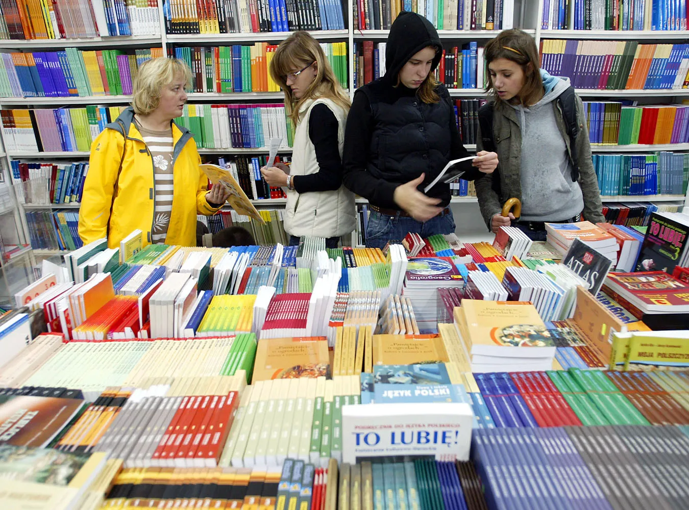 Ministerstwo rezygnuje z  quot;taniego podręcznika quot;