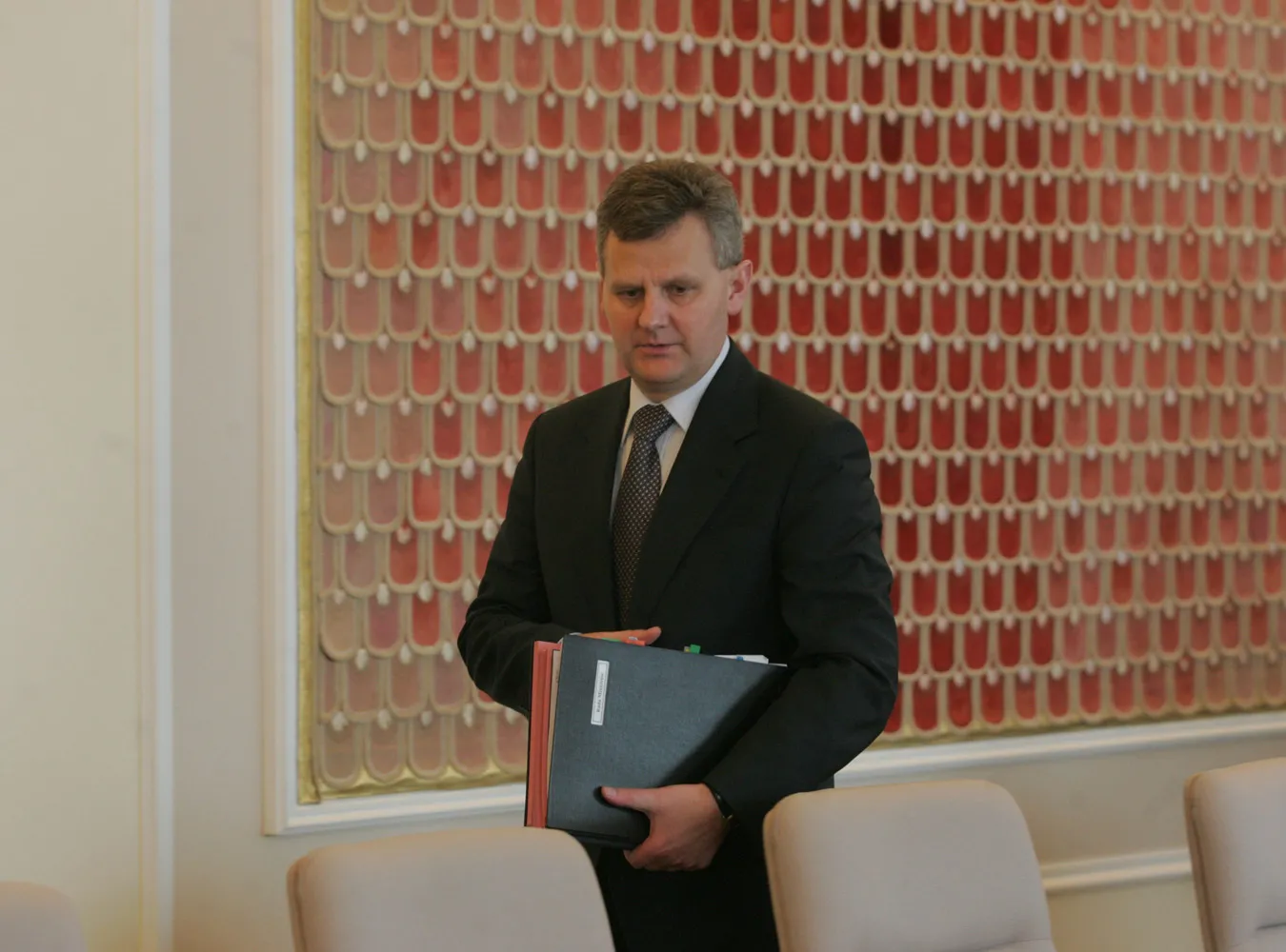 Minister skarbu Aleksander Grad spieszy się z powyżkami dla prezesów.