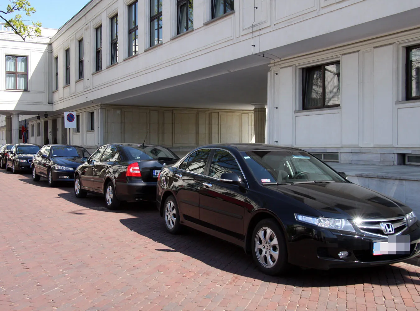 Sejmowe limuzyny wożą posłów niczym taksówki