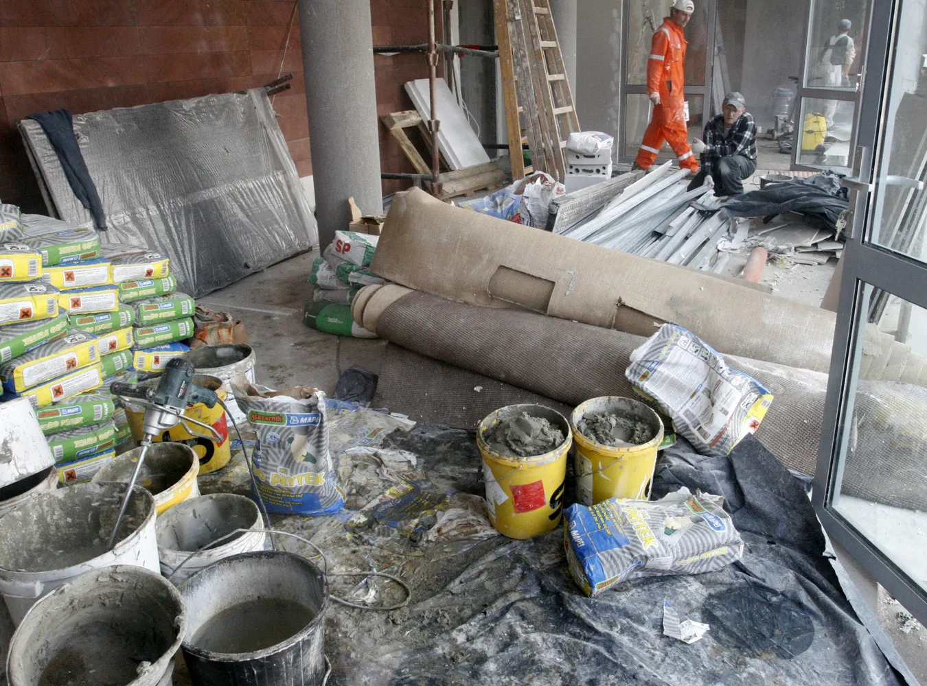 Zamiast luksusowego hotelu goście znaleźli plac budowy