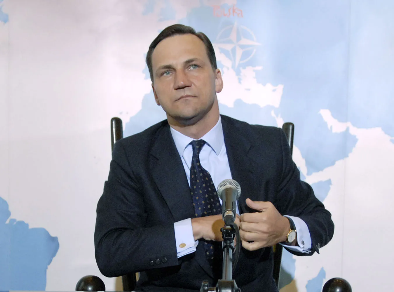 Sikorski wprowadza musztrę dla urzędników MSZ