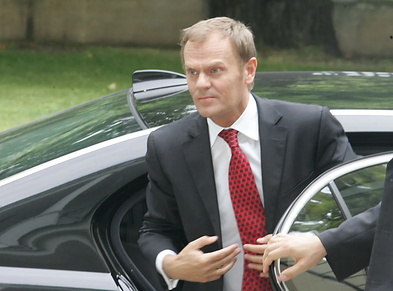 Rząd przesiądzie się do aut hybrydowych