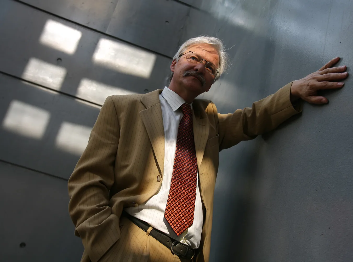 Niemiecka telewizja RTL przyłapała eurodeputowanego PO Tadeusza Zwiefkę, jak podpisuje listę obecności, kasuje 284 euro diety, łapie walizkę i czmyha do Polski