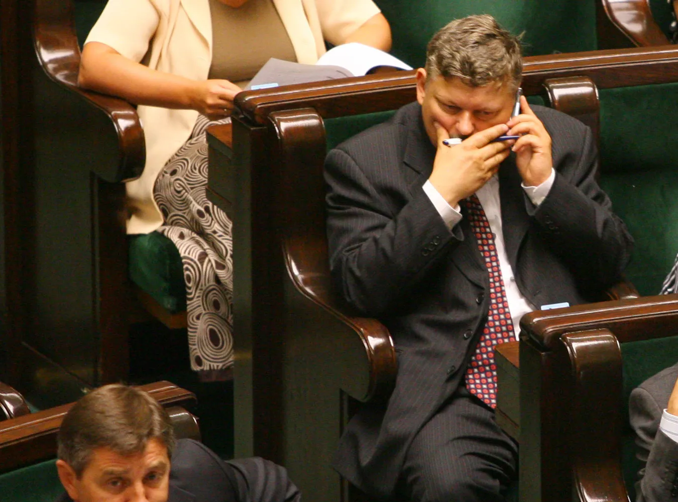 Rząd zabierze posłom komórki