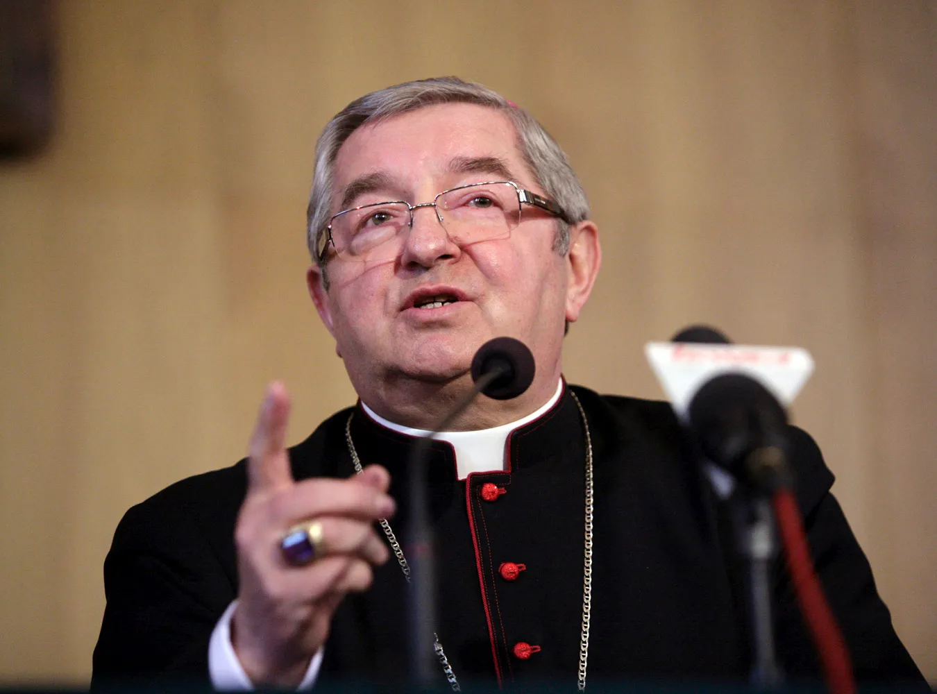 Abp Głódź: Apele polityków to hipokryzja