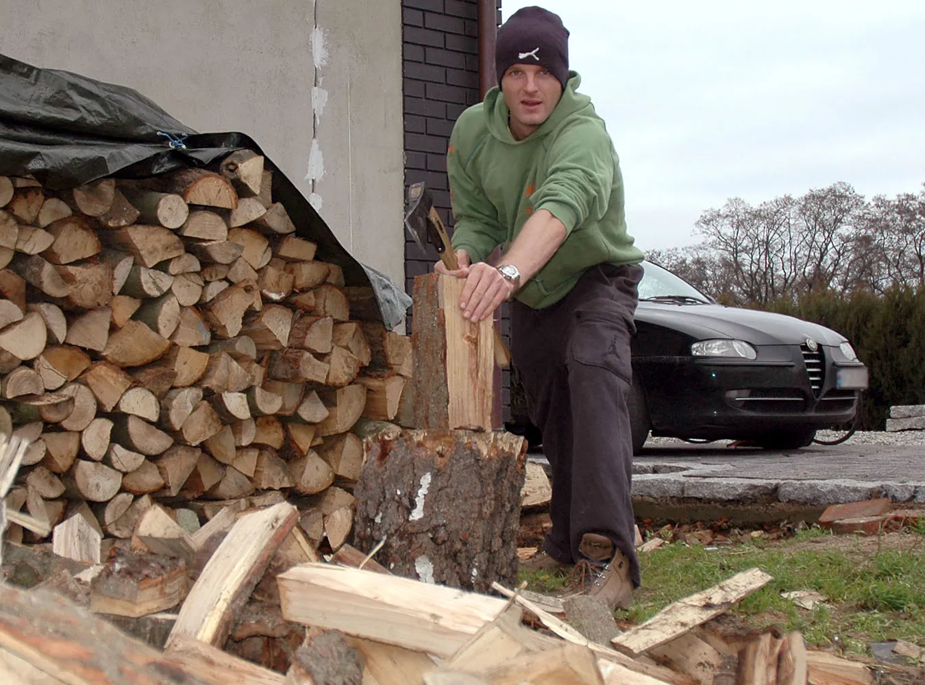 Złapał kontuzję niosąc drewno do kominka