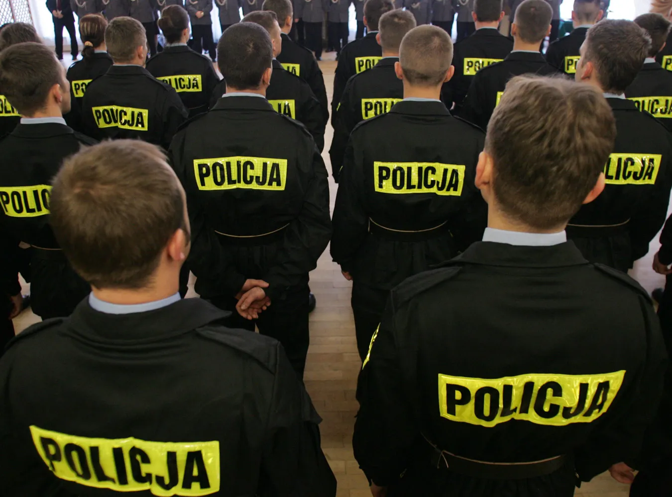 Komendanci policji wyłudzali mieszkania