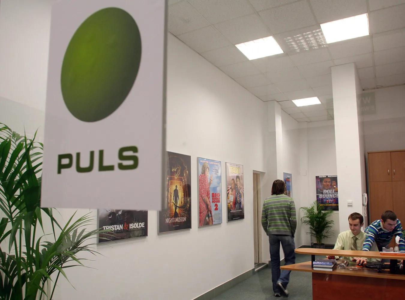 Kupcy ustawiają sie w kolejce do kupna telewizji Puls