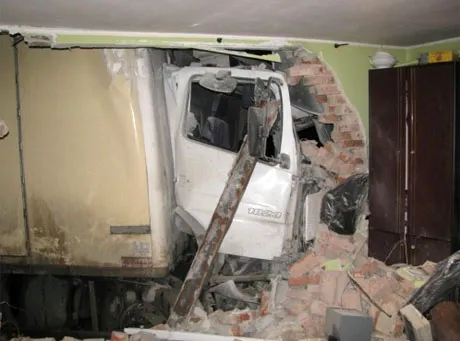 Zobacz, jak ciężarówka staranowała dom