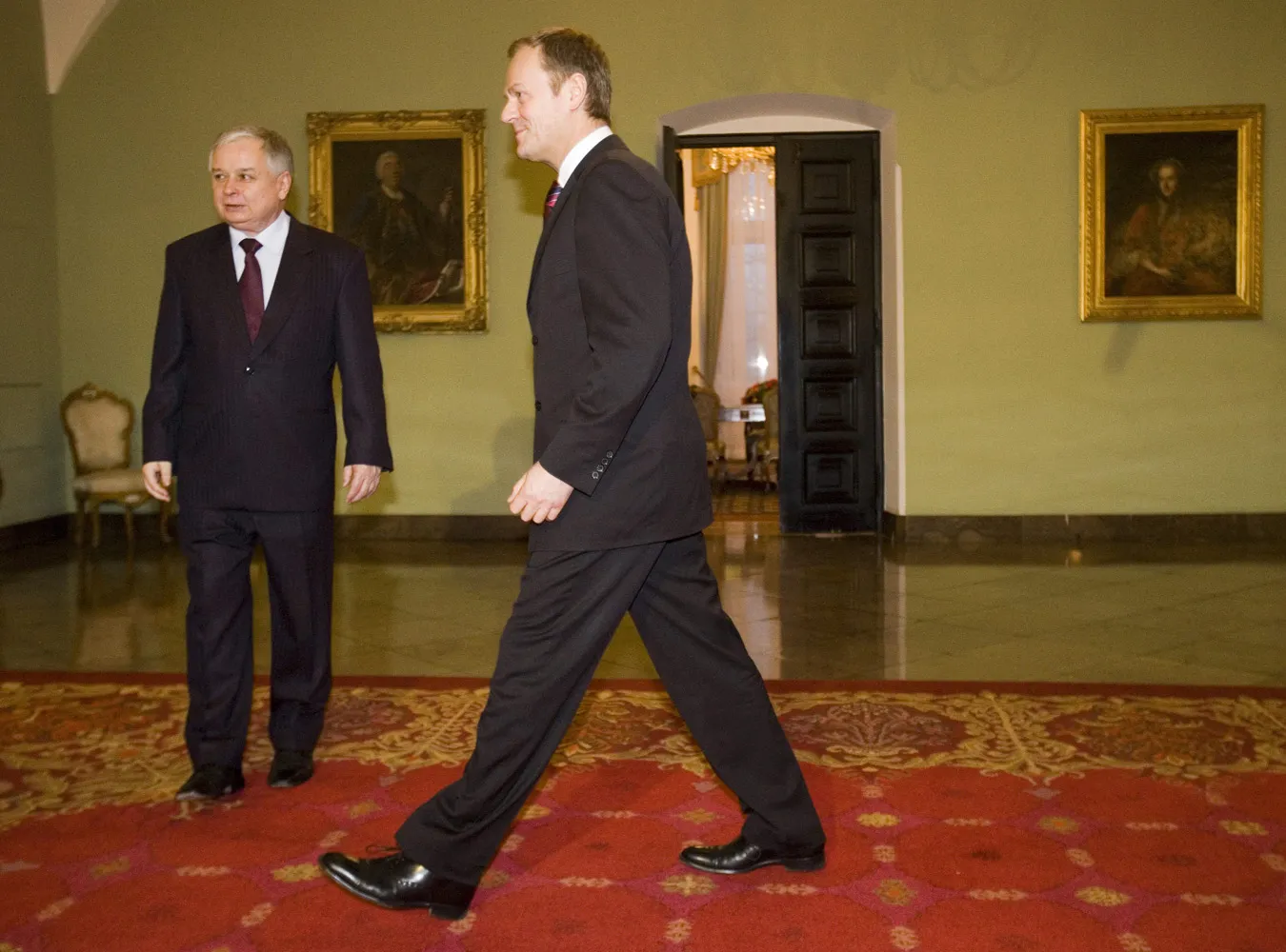 Kaczyński i Tusk chcą do euro różnymi drogami