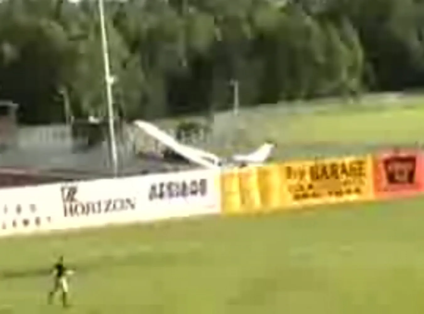 Zobacz, jak samolot spadł na środek boiska