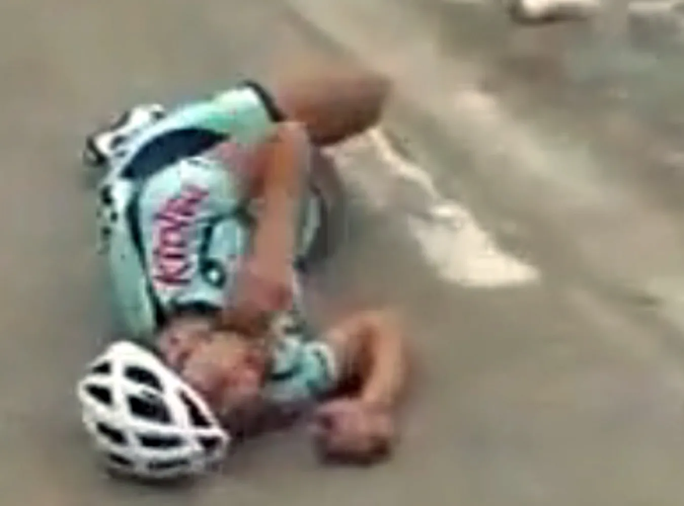 Kolarz połamał nogi na ulicznym słupku. Wideo