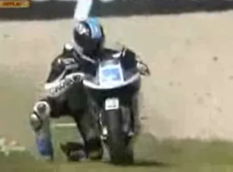 Spadł z motoru i na niego wrócił