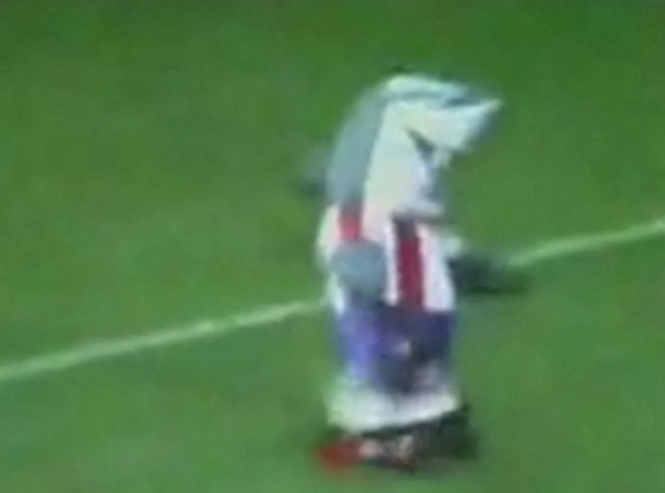 Ta maskotka sprofanowała barwy rywali